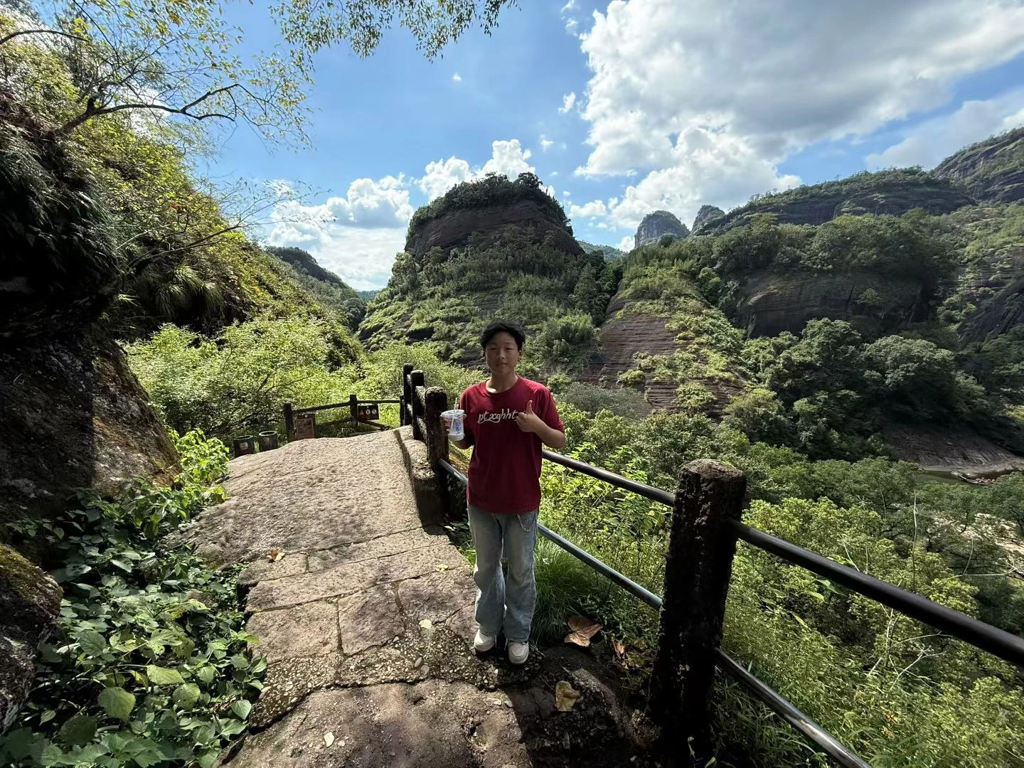 山间步道 举杯合影